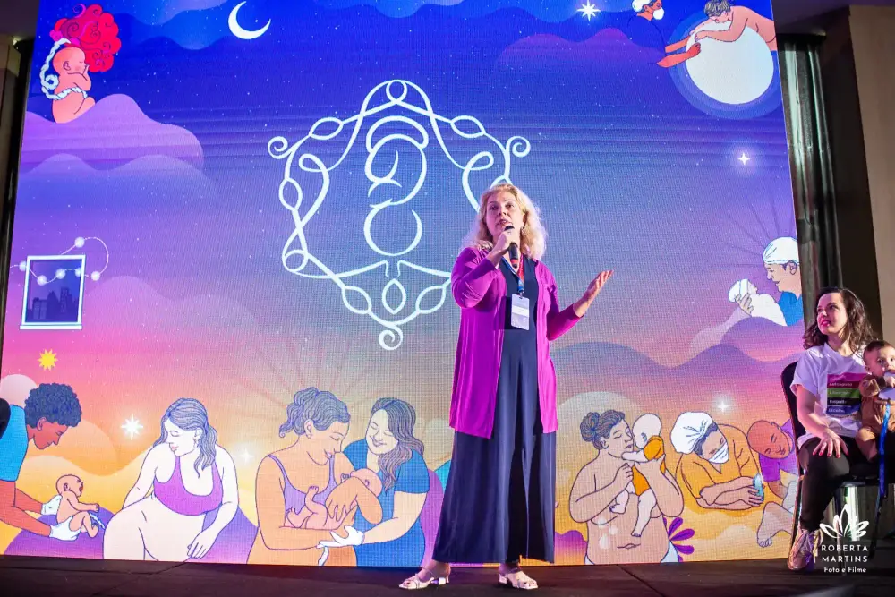 Karina Trevisan palestrando em congresso