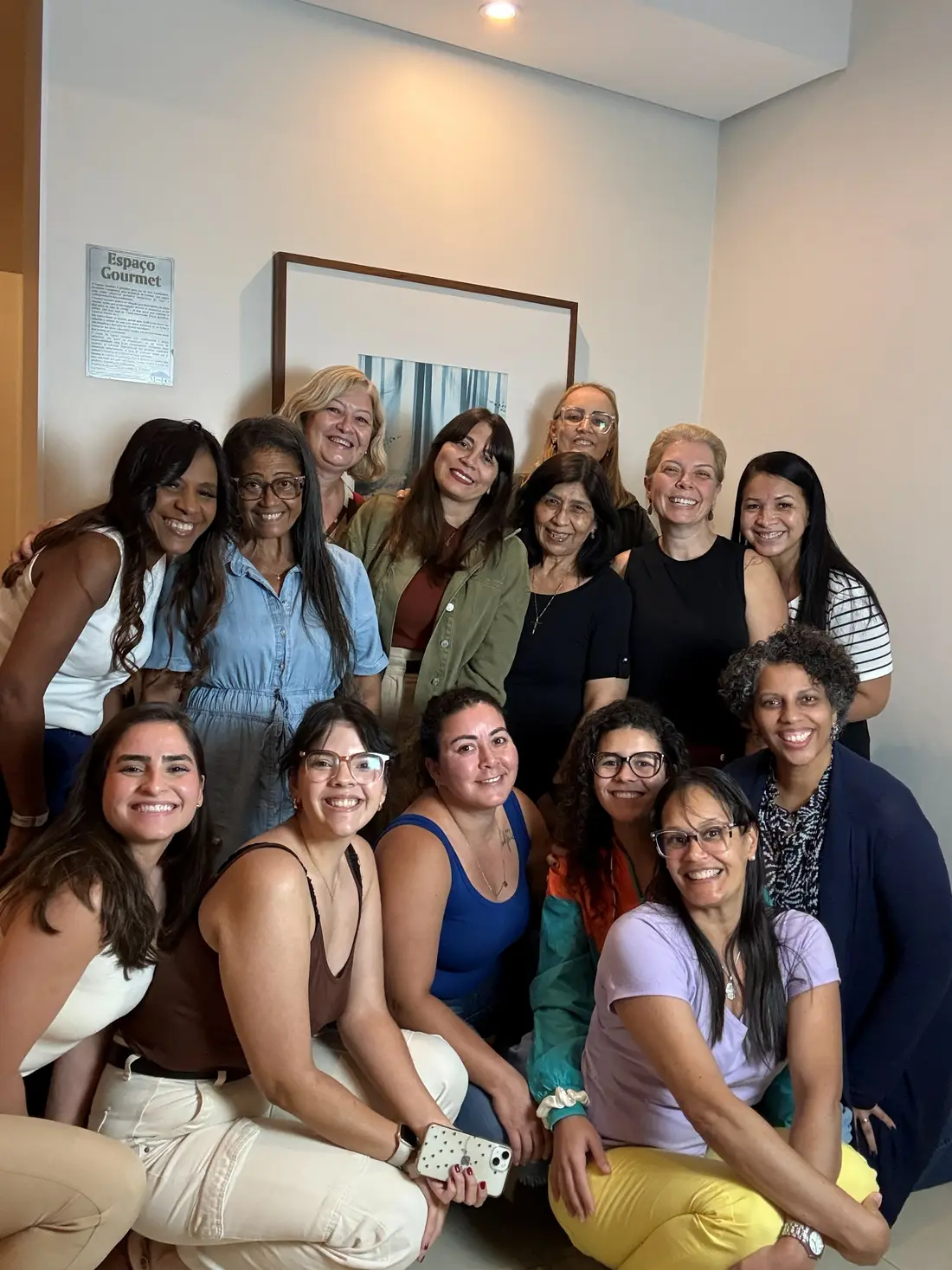 Foto da turma reunida em pé e agachada, sorrindo para a câmera no fim do encontro.